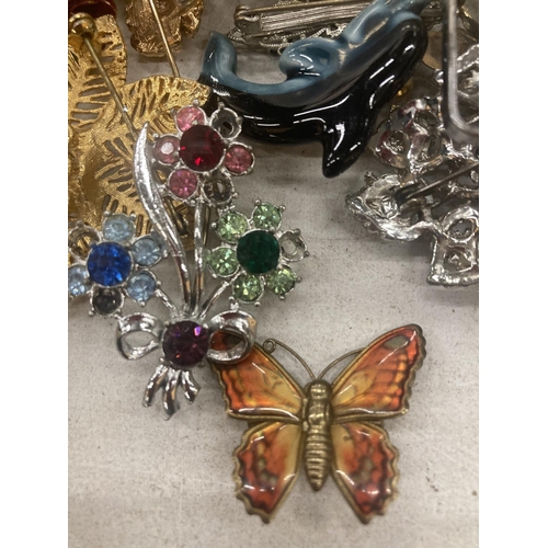 91 - A QUANTITY OF MAINLY VINTAGE COSTUME JEWELLERY BROOCHES TO INCLUDE BUTTERFLIES, DRAGONFLY, CERAMIC, ... 