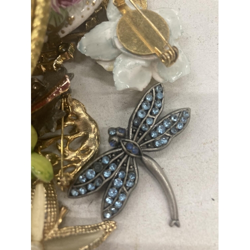 91 - A QUANTITY OF MAINLY VINTAGE COSTUME JEWELLERY BROOCHES TO INCLUDE BUTTERFLIES, DRAGONFLY, CERAMIC, ... 