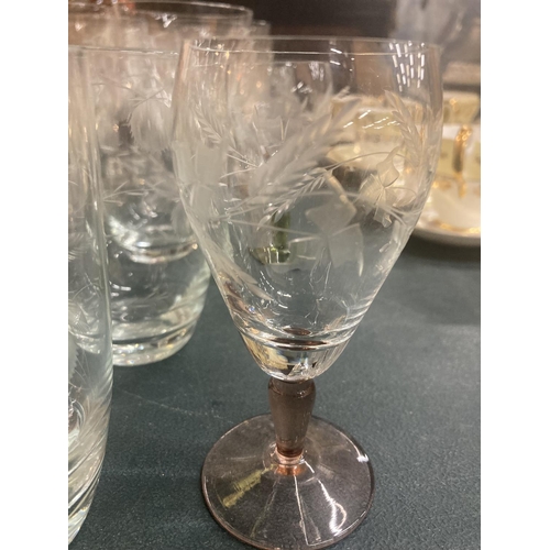 224 - A QUANTITY OF ETCHED GLASSES TO INCLUDE WINE, SHERRY, TUMBLERS, ETC