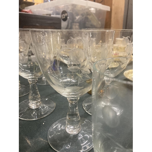 224 - A QUANTITY OF ETCHED GLASSES TO INCLUDE WINE, SHERRY, TUMBLERS, ETC