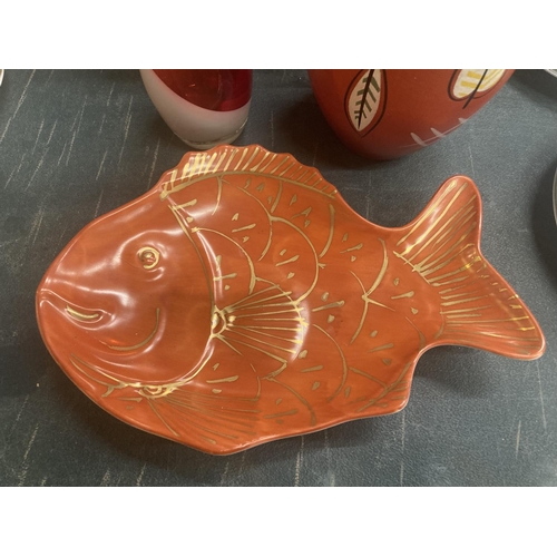 228 - A SARN POTTERY VASE IN TERACOTTA, ORANGE 'FISH' PLATE, ORANGE AND WHITE SWIRLED ART GLASS VASE AND A... 