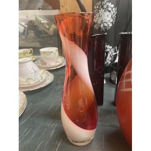 228 - A SARN POTTERY VASE IN TERACOTTA, ORANGE 'FISH' PLATE, ORANGE AND WHITE SWIRLED ART GLASS VASE AND A... 