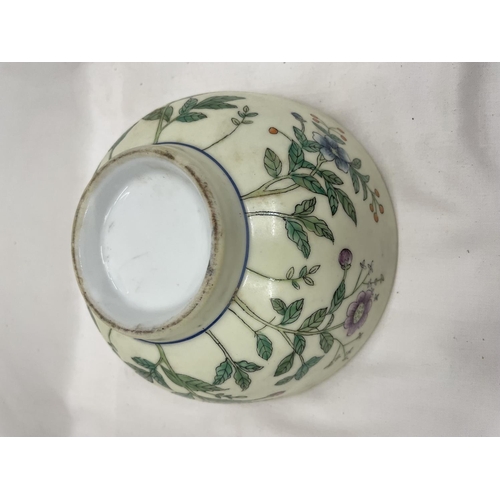 24 - A VINTAGE CHINOISERIE HANDPAINTED BOWL