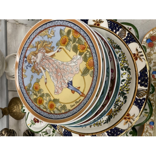 273 - A LARGE QUANTITY OF CERAMIC ITEMS TO INCLUDE CABINET PLATES, A EWER, A PAIR OF BIRDS, JUGS, ANIMALS,... 