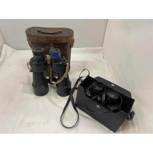 31 - TWO PAIRS OF BINOCULARS TO INCLUDE A PAIR OF BRITISH ROSS BINO PRISM NO 5 MARK 5 X7 SERIAL NO 82479 ... 