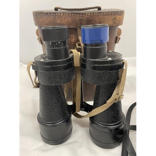 31 - TWO PAIRS OF BINOCULARS TO INCLUDE A PAIR OF BRITISH ROSS BINO PRISM NO 5 MARK 5 X7 SERIAL NO 82479 ... 