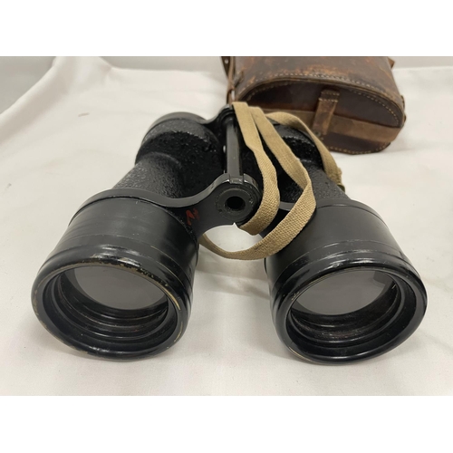 31 - TWO PAIRS OF BINOCULARS TO INCLUDE A PAIR OF BRITISH ROSS BINO PRISM NO 5 MARK 5 X7 SERIAL NO 82479 ... 