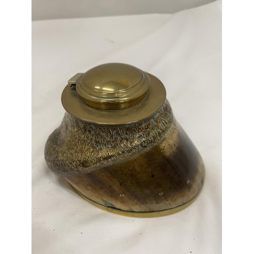 7 - A VINTAGE HORSES HOOF INKWELL (A/F)