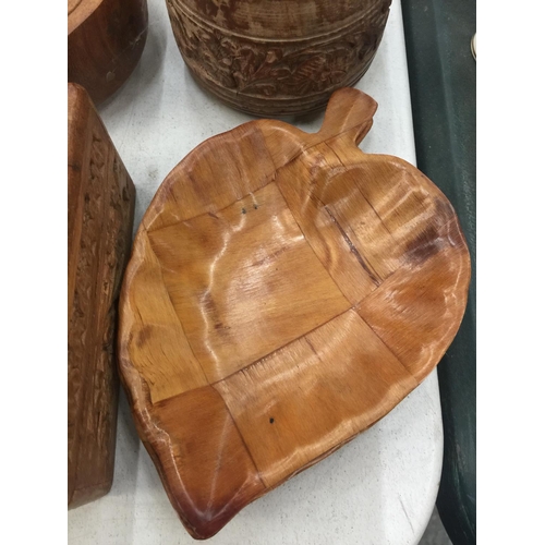 181 - A QUANTITY OF TREEN ITEMS TO INCLUDE A VINTAGE STYLE WOODEN DRESSING TABLE MIRROR, BOWLS, BOXES, TRI... 