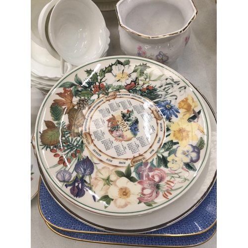 186 - A QUANTITY OF CHINA AND CERAMIC ITEMS TO INCLUDE WEDGWOOD CUPS AND PLATES, A WASH BOWL AND JUG, BLUE... 