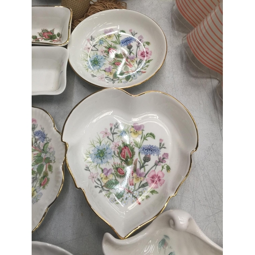 195 - A QUANTITY OF AYNSLEY 'WILD TUDOR' AND 'LITTLE SWEETHEART' CHINA TO INCLUDE PLATES, DISHES, BOWLS, A... 