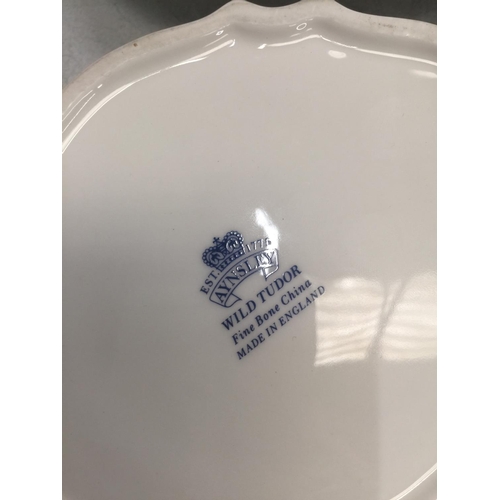 195 - A QUANTITY OF AYNSLEY 'WILD TUDOR' AND 'LITTLE SWEETHEART' CHINA TO INCLUDE PLATES, DISHES, BOWLS, A... 