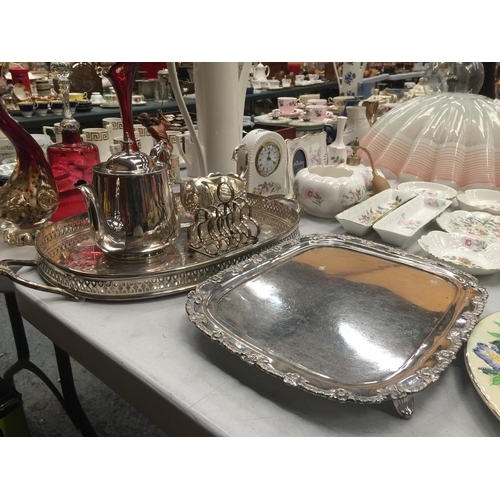 197 - A QUANTITY OF SILVER PLATED ITEMS TO INCLUDE TWO TRAYS, A TEAPOT, SAUCE BOAT AND TOAST RACK