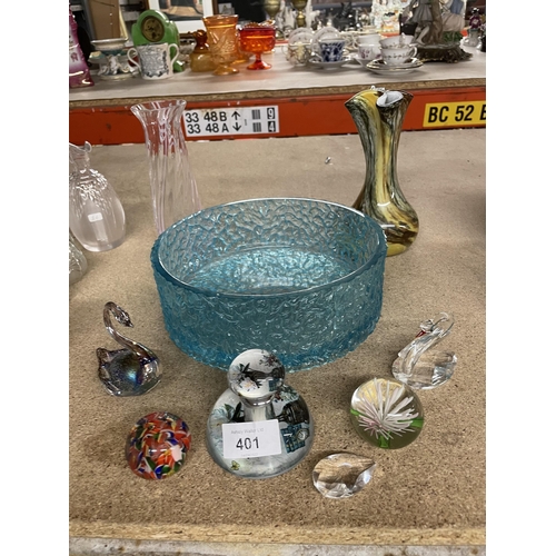 401 - A QUANTITY OF GLASSWARE TO INCLUDE PAPERWEIGHTS, A TEXTURED BLUE BOWL, VASES, SWANS, ETC