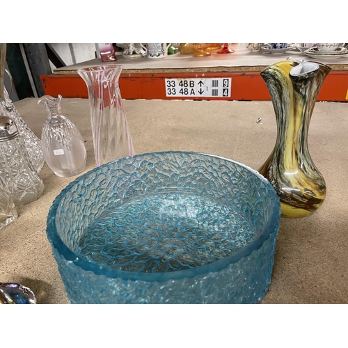 401 - A QUANTITY OF GLASSWARE TO INCLUDE PAPERWEIGHTS, A TEXTURED BLUE BOWL, VASES, SWANS, ETC