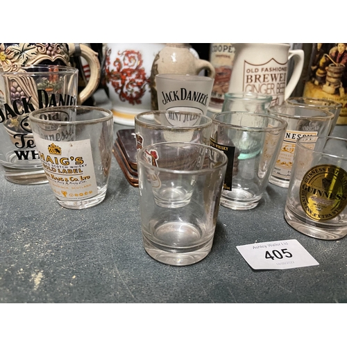 405 - A QUANTITY OF BREWERY RELATED ITEMS TO INCLUDE BRANDED WATER JUGS, BLACK AND WHITE SCOTCH WHISKY ADV... 