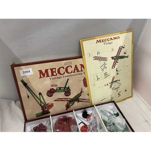 2864 - A VINTAGE MECCANO CONSTRUCTION SET AND REMOTE CONTROL AIR FLYING CLOWN FISH