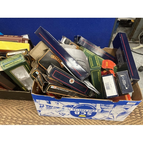 3421 - A LARGE COLLECTION OF MODEL RAILWAY BOXES