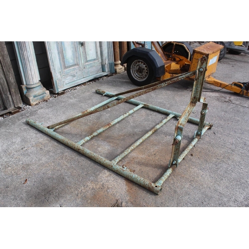 186 - A METAL SOIL LEVELLER WITH THREE POINT LINKAGE FITTINGS NO VAT