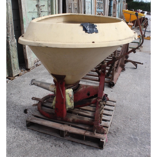 188 - A VICON WAGTAIL FERTILISER SPREADER (BELIEVED IN WORKING ORDER BUT NO WARRANTY) +VAT