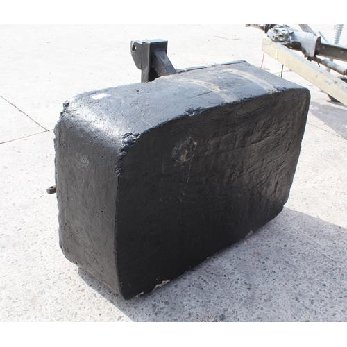 203 - A THREE POINT LINKAGE CONCERETE TRACTOR WEIGHT BLOCK NO VAT