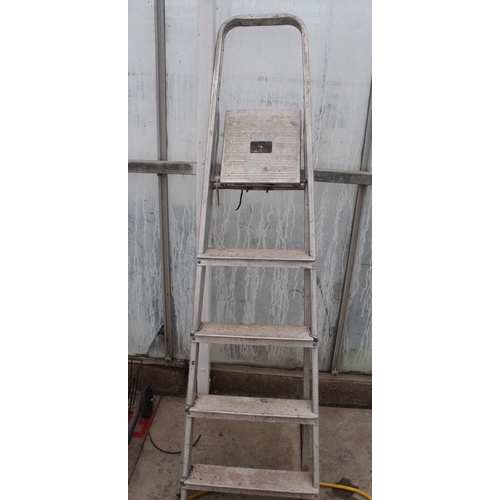 73 - 4 RUNG STEPS & ELECTRIC CABLE - NO VAT