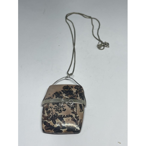 645 - A SILVER AND AGATE NECKLACE