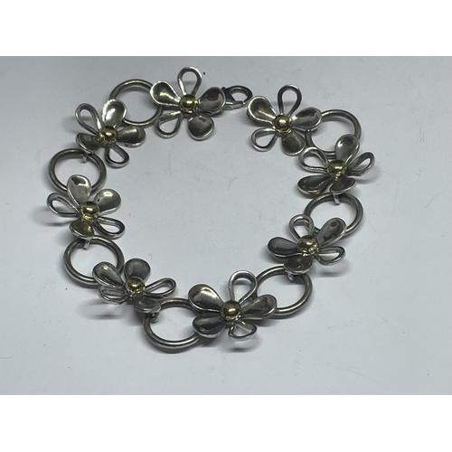 646 - A SILVER AND GOLD DAISY BRACELET