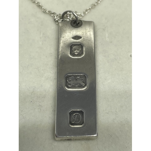 647 - A SILVER NECKLACE WITH AN INGOT PENDANT