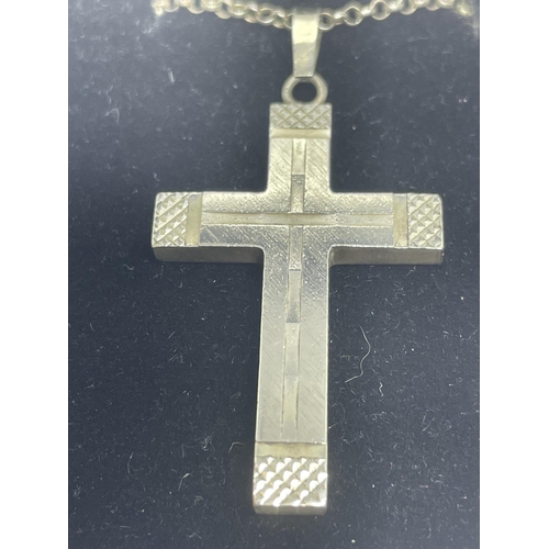 648 - A SILVER NECKLACE WITH A CROSS PENDANT