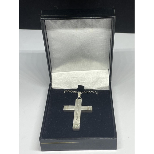 648 - A SILVER NECKLACE WITH A CROSS PENDANT