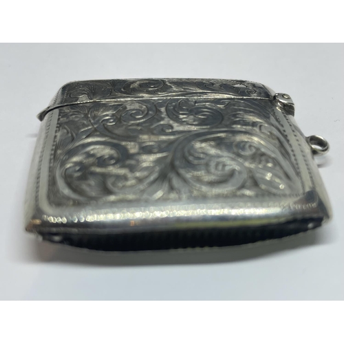 662 - A HALLMARKED BIRMINGHAM 1917 SILVER VESTA CASE BY R.B & SONS, WEIGHT 18G