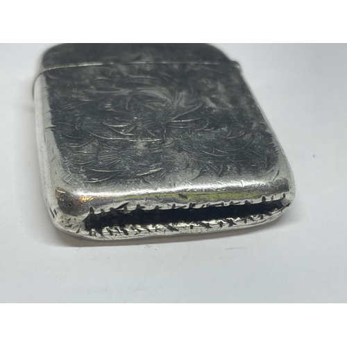 665 - A HALLMARKED BIRMINGHAM SILVER VESTA CASE BY J.W.H, WEIGHT 25G