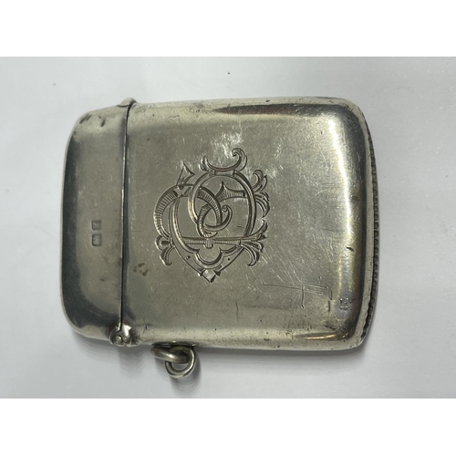 670 - A HALLMARKED CHESTER SILVER VESTA CASE BY T & S WEIGHT 29G