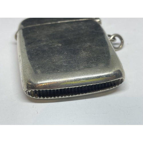 670 - A HALLMARKED CHESTER SILVER VESTA CASE BY T & S WEIGHT 29G