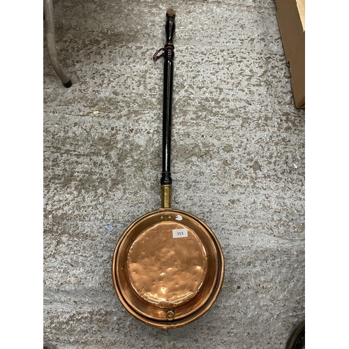 353 - A COPPER BED WARMING PAN WITH A MAHOGANY HANDLE