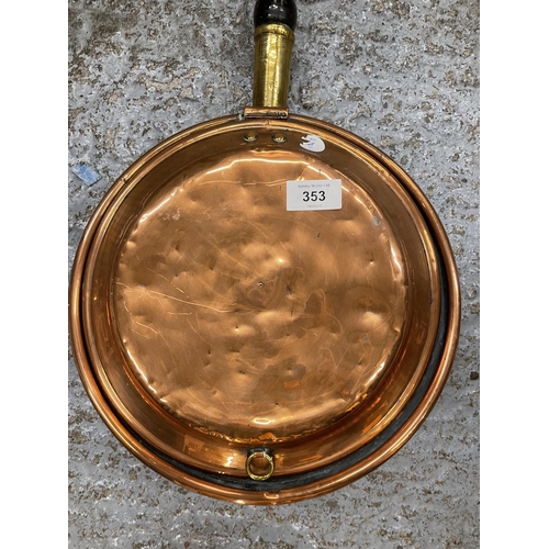 353 - A COPPER BED WARMING PAN WITH A MAHOGANY HANDLE