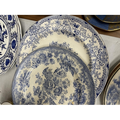 386 - A QUANTITY OF BLUE AND WHITE CERAMIC PLATES