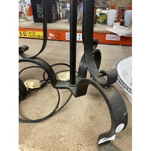 392 - A LARGE WROUGHT IRON TABLE LAMP HEIGHT 72CM