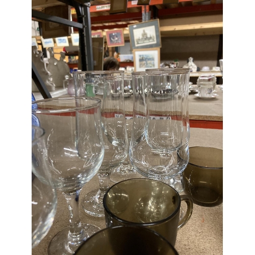 433 - A QUANTITY OF WINE GLASSES, SMOKY GLASS CUPS AND SAUCERS, ETC