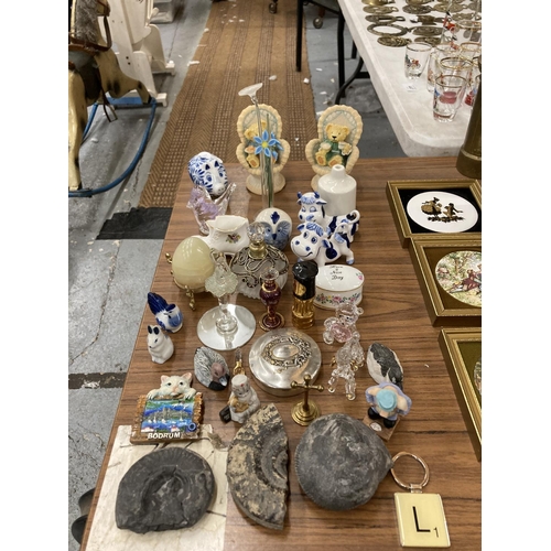 446 - A QUANTITY OF CERAMIC ITEMS TO INCLUDE ANIMAL FIGURES, FOSSILS, SCENT BOTTLES, CRYSTAL ORNAMENTS, ET... 