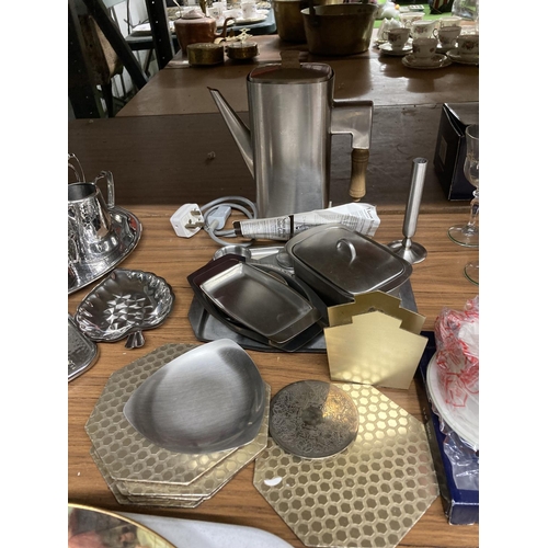 460 - A QUANTITY OF STAINLESS STEEL ITEMS TO INCLUDE A KETTLE, BUTTER DISH, TRAY, PLACE MATS, ETC