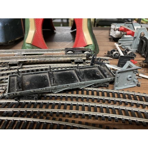 468 - A QUANTITY OF HORNBY DUBLO CARRIAGES PLUS TRAIN TRACK, SIGNALS, TUNNEL, BUFFERS, POWER UNIT, ETC