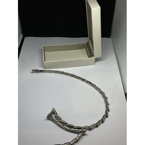 525 - A HEAVY MARKED SILVER NECKLACE WITH A BOX