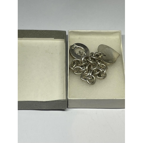 534 - A MARKED SILVER T BAR BRACELET WITH HEART CHARM IN A PRESENTATION BOX