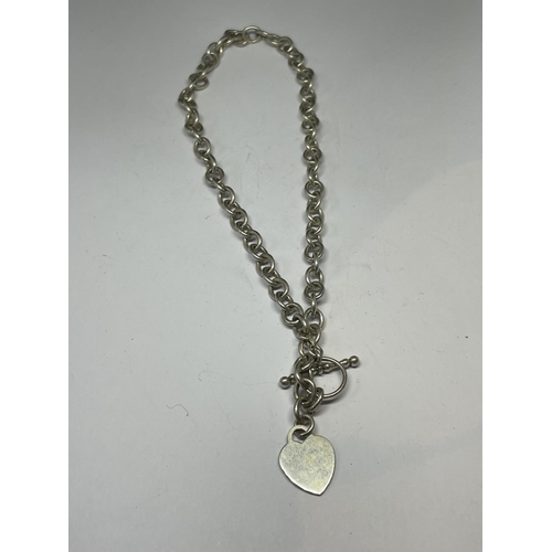 543 - A SILVER T BAR NECKLACE WITH HEART CHARM IN A PRESENTATION BOX