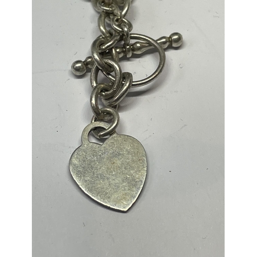 543 - A SILVER T BAR NECKLACE WITH HEART CHARM IN A PRESENTATION BOX