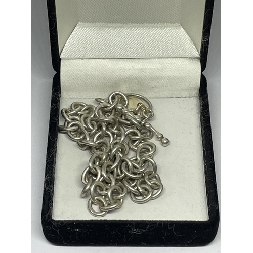 543 - A SILVER T BAR NECKLACE WITH HEART CHARM IN A PRESENTATION BOX