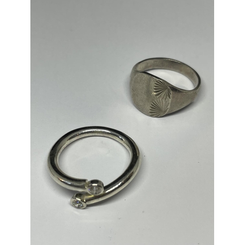 585 - FIVE SILVER RINGS