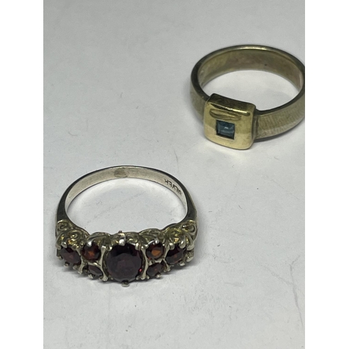 611 - FIVE SILVER AND SILVER GILT RINGS